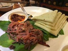 酸萝卜炒牛肉配饼-玛禄藏膳(五分店)