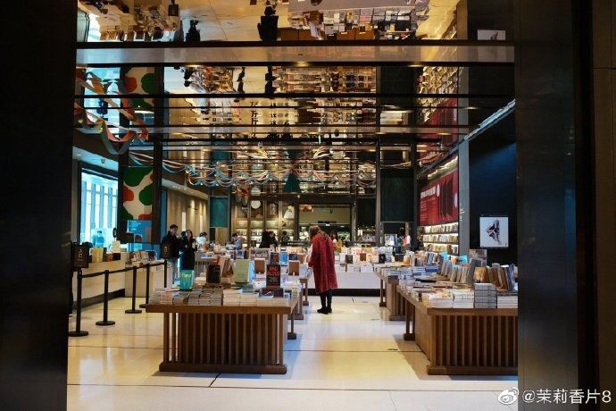 苏州诚品,位于苏州工业园区金鸡湖东畔,寒冷的冬天,书店成了城市人的