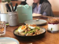 牛油果煮蛋吐司-RAC BAR(安福路店)