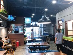 大堂-超越炭火牛蛙火锅鸡(河东店)