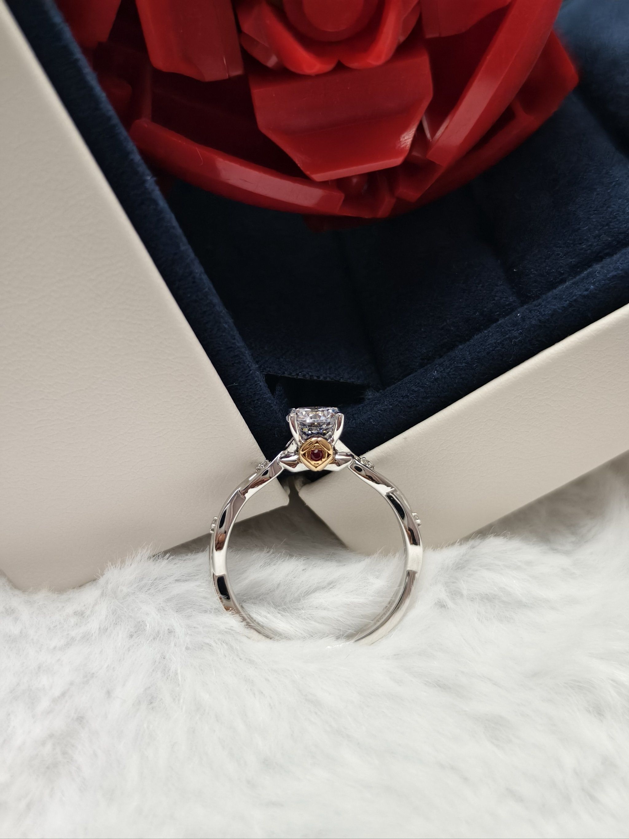 浪漫的一种,六爪和四爪的随意切换,高贵而闪耀的钻石绽放,玫瑰花瓣和