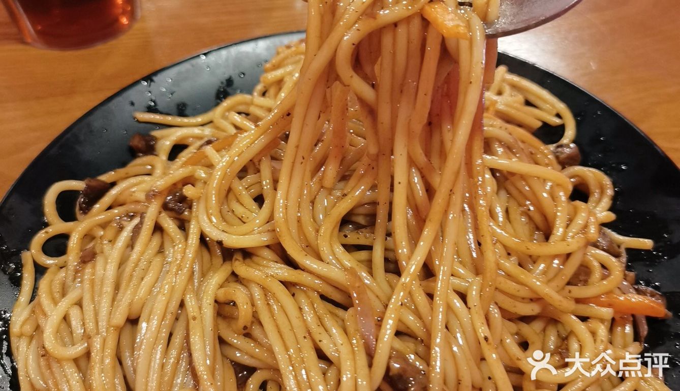 王记街头牛排（德思勤店），被柱子挡着的牛排店