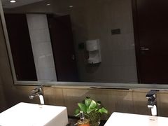 -武汉光谷广场杨家湾地铁站怡程酒店