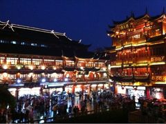 窗口看出去的夜景-豫园湖心亭茶楼
