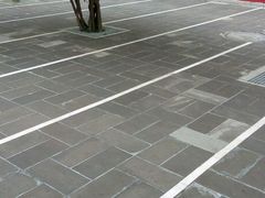 礼拜堂侧门念经的老者-西宁市东关清真大寺