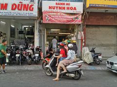 -Bánh Mì Huynh Hoa