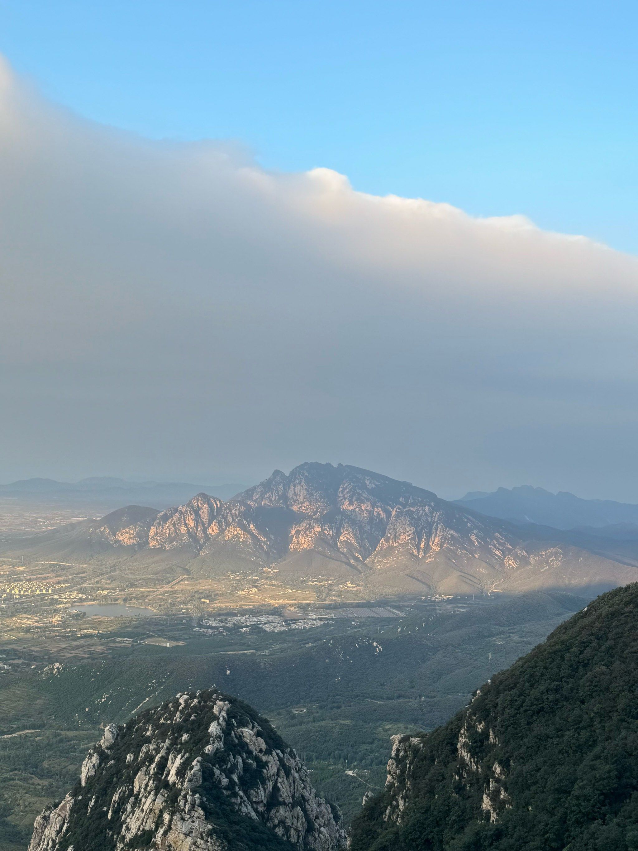 山巅日出美不胜收
