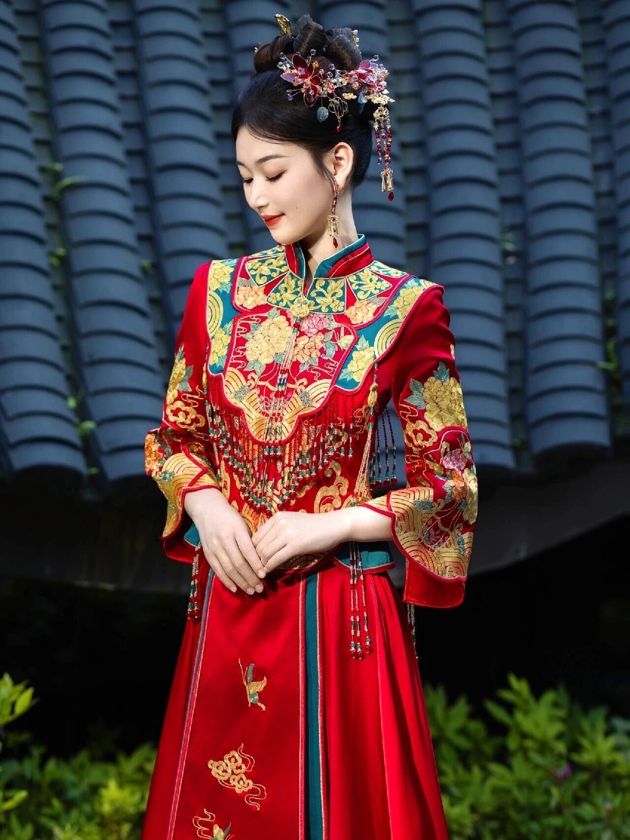 花舞水云间】
#新中式红色秀禾服 #愿每个女孩都能嫁给爱情 #婚纱
