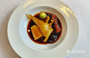 Golden Black Garlic Braised Eel and Fish Maw