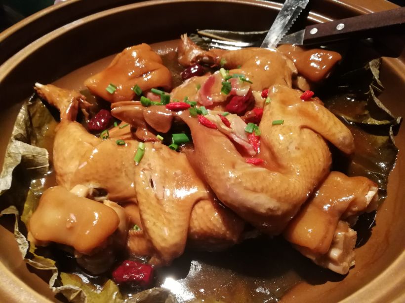 【神仙鸡】足足的一只鸡,除此还有4个猪手,满满的胶原蛋白,焖得很入味
