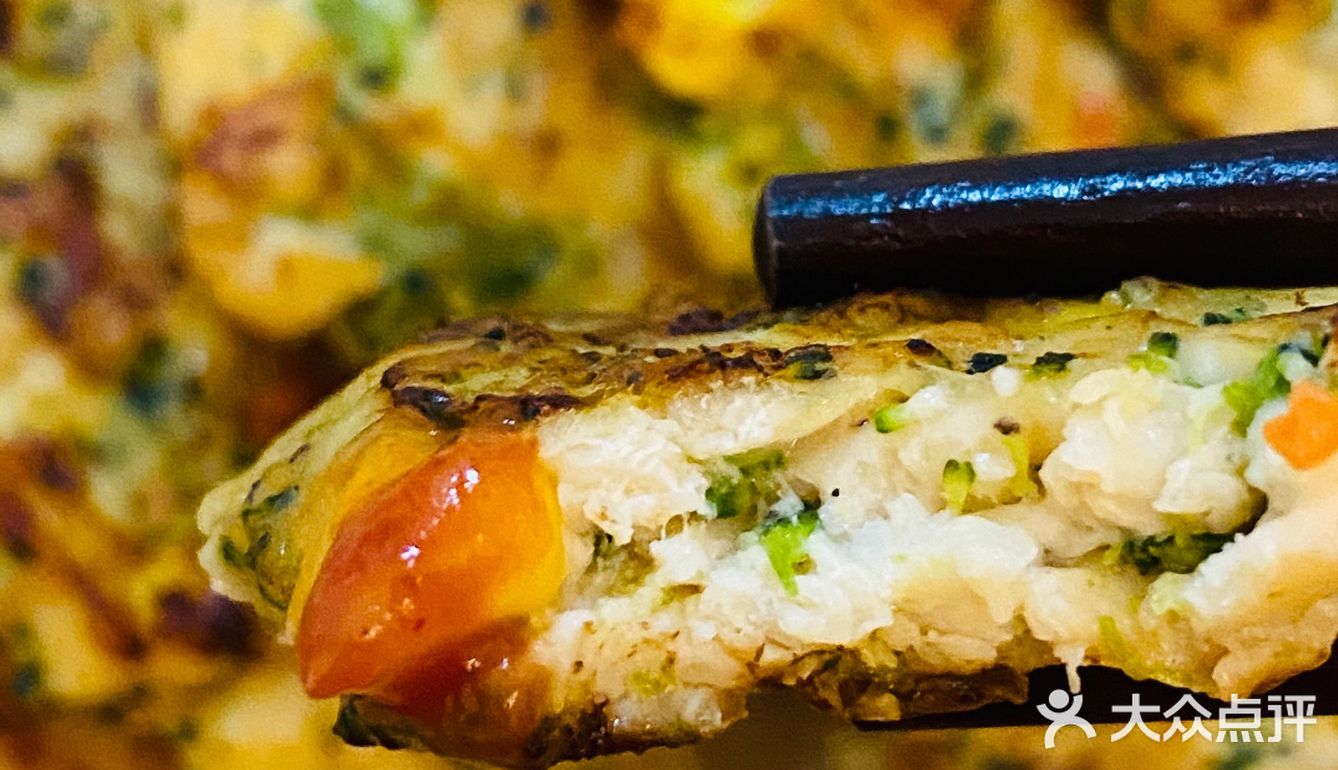 电饼铛预热后放入一小堆，用汤勺拍成饼，微焦以后翻面