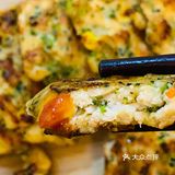 电饼铛预热后放入一小堆，用汤勺拍成饼，微焦以后翻面
