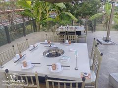 -茅草房·河畔园林火锅