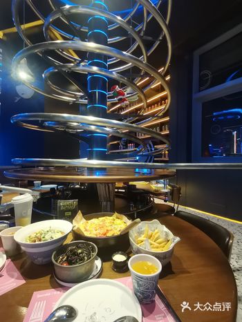 今天和朋友一起打卡这家失重餐厅！