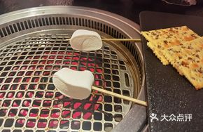 Roasted Marshmallows with Soda Crackers