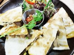 牛肉馅饼配迷你沙拉-HELLO 27 意面·沙拉·帕尼尼