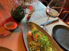 温海鲜色拉配牛油果-Carbon莫卡哆·意大利复古集市餐厅(杭州大厦店)
