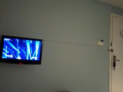挂在墙上的电视机。-南京金百时酒店(张府园地铁站店)