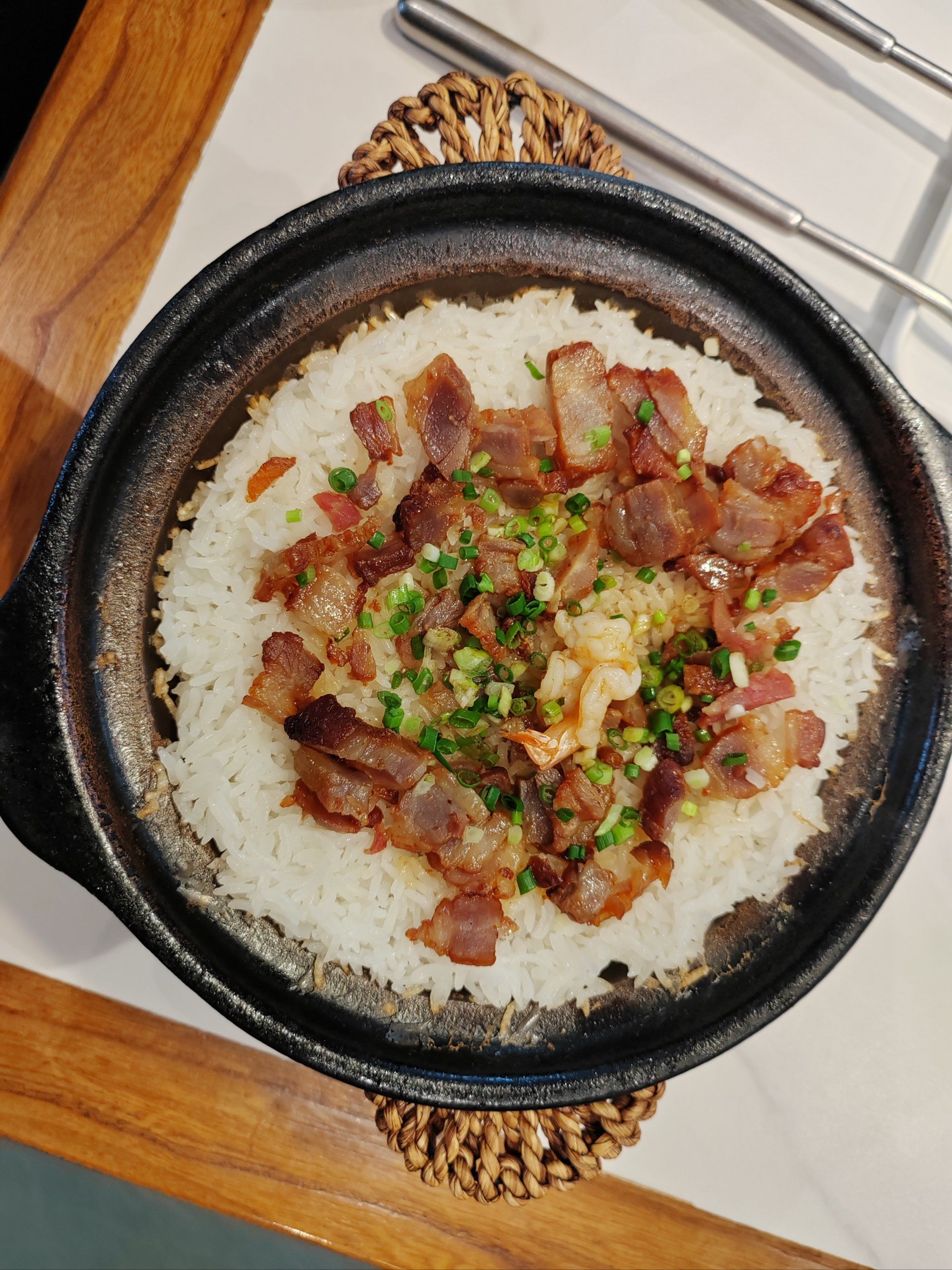 腊味煲仔饭,精选上等腊肠,搭配晶莹剔透的