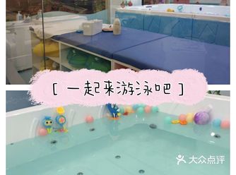宝宝初次体验游泳的乐趣