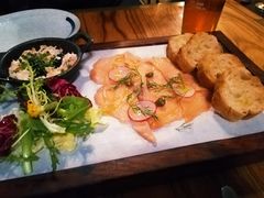 烟熏三文鱼配三文鱼沙拉-SMOKI & CO(五大道店)