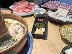 -洞庭洲·防空洞火锅·铜锅涮肉·烧烤(新百广场店)