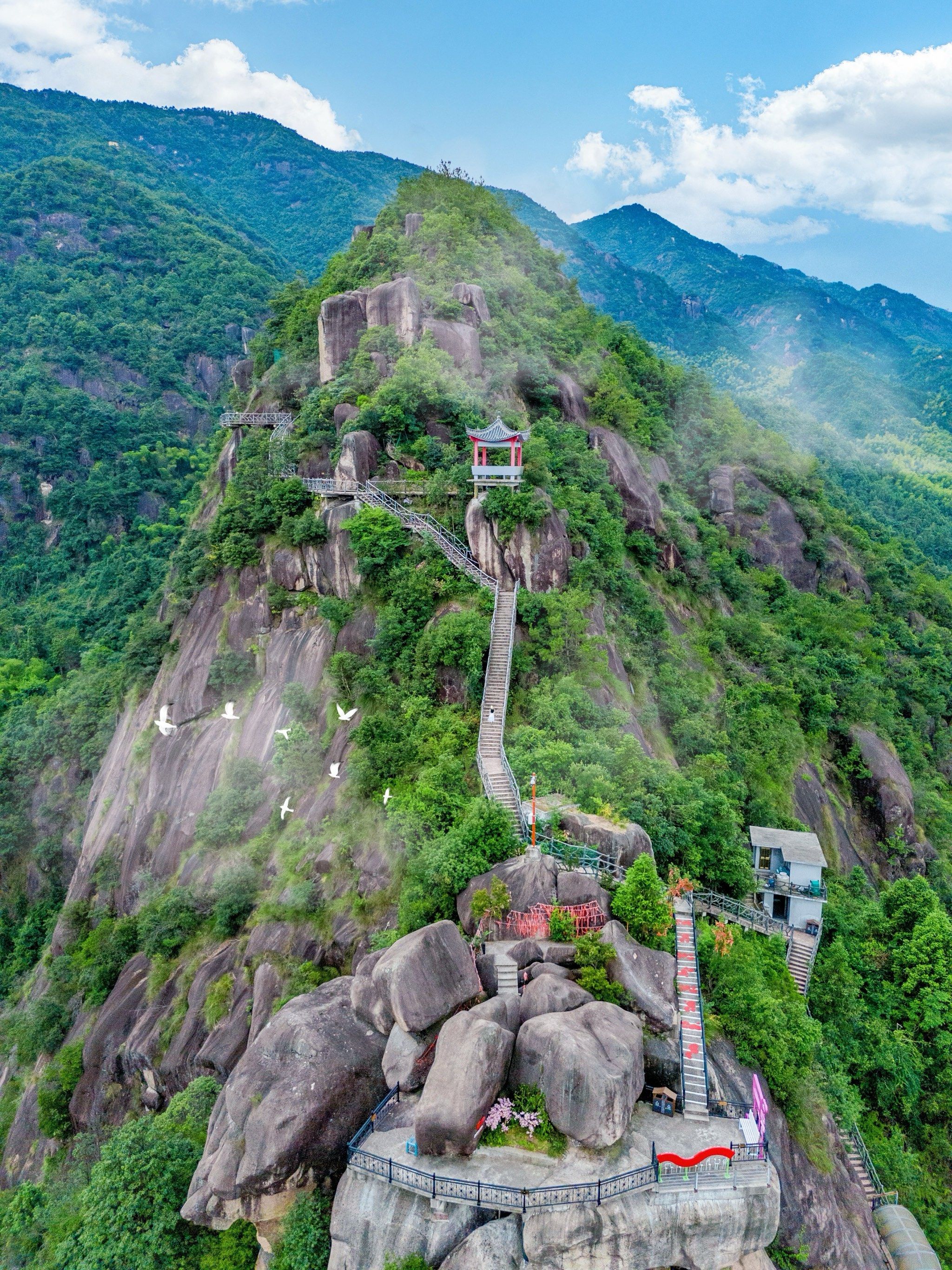 这里有天然泳池02有冰凉山泉95还有一片山间森林02徒步其中赏奇