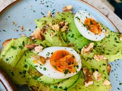 牛油果煮蛋吐司-RAC BAR(安福路店)