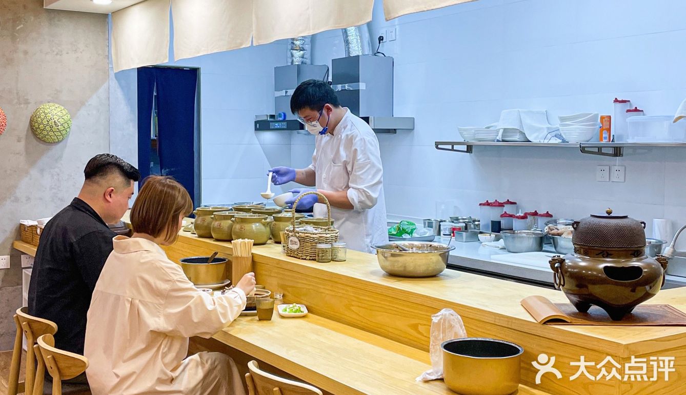 大连私藏宝藏私房菜｜开放式厨房汤罐炖好汤