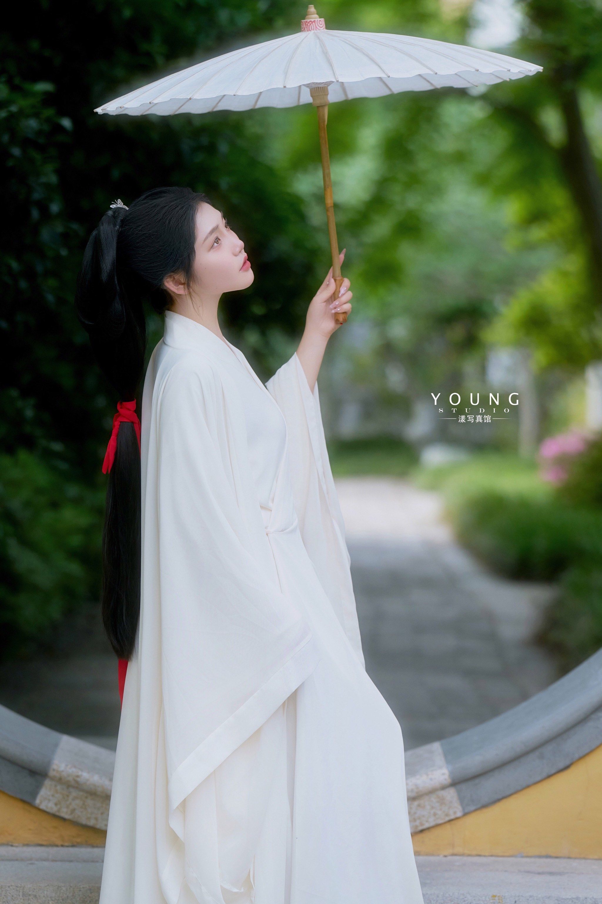 撑伞漫步汉服清冷写真