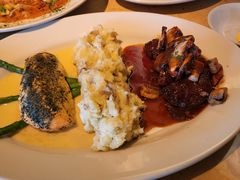 牛排配三文鱼-The Cheesecake Factory 芝乐坊餐厅(王府中環店)