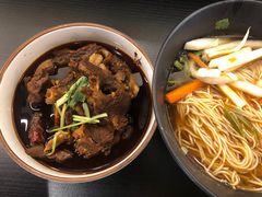 香辣牛骨汤面-贡梅老面馆·蟹粉面·无锡特色小吃(南长街主推店)