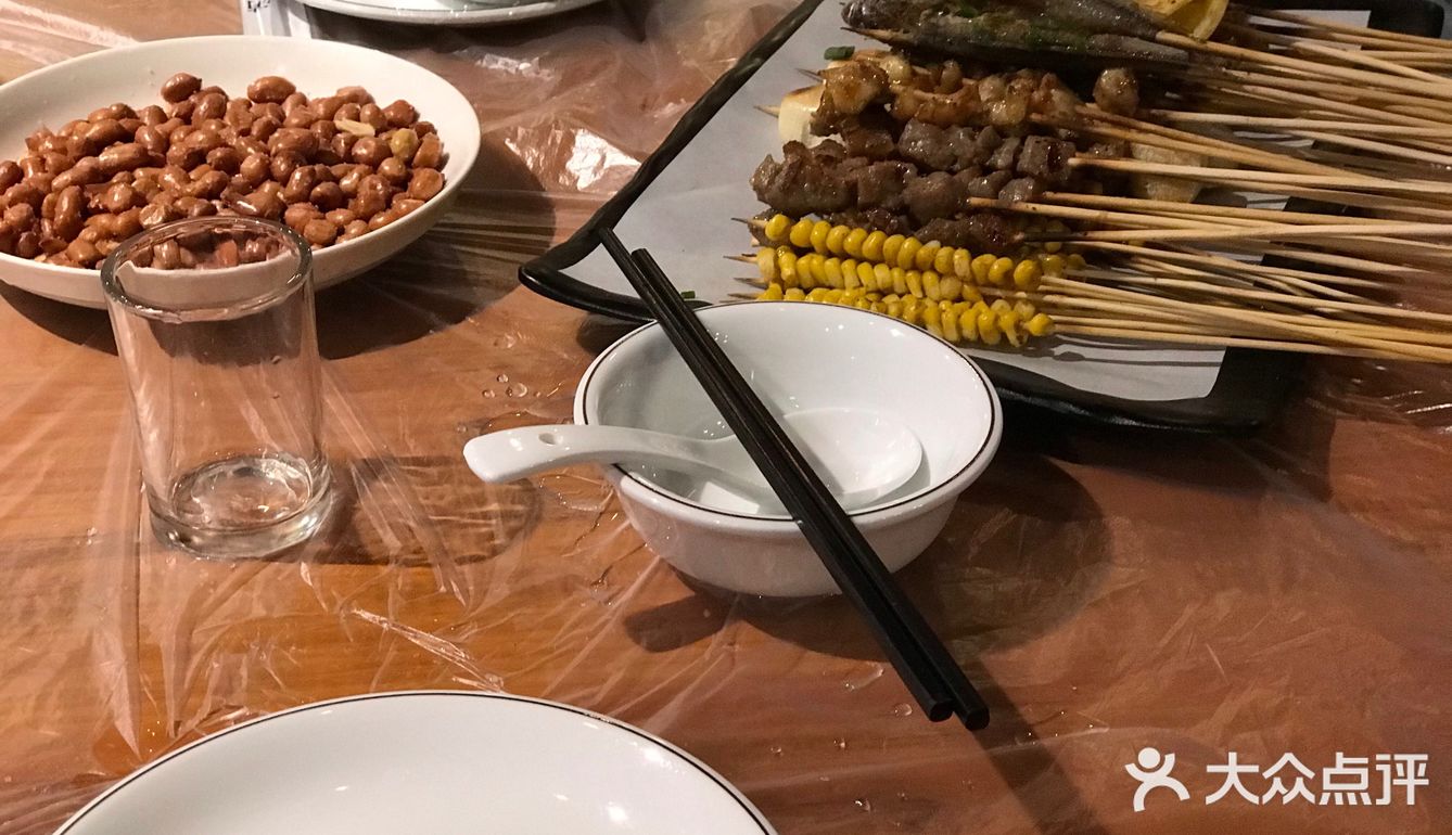 「炭烤羊肉串」「炭烤牛肉串」牛羊肉也都挺好吃