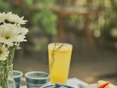 -彳亍咖啡·这里(水湾路店)