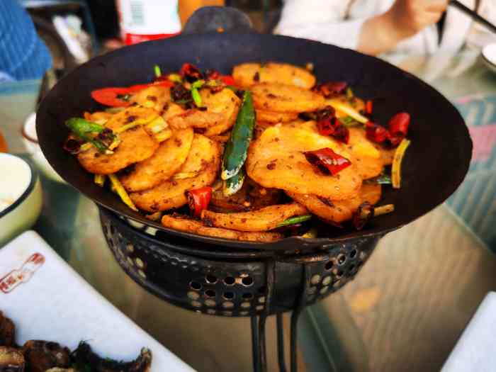 舌尖中国 杨凌往事怀旧菜馆-"下了杨凌高速,1.8公里左右就到了.停车.