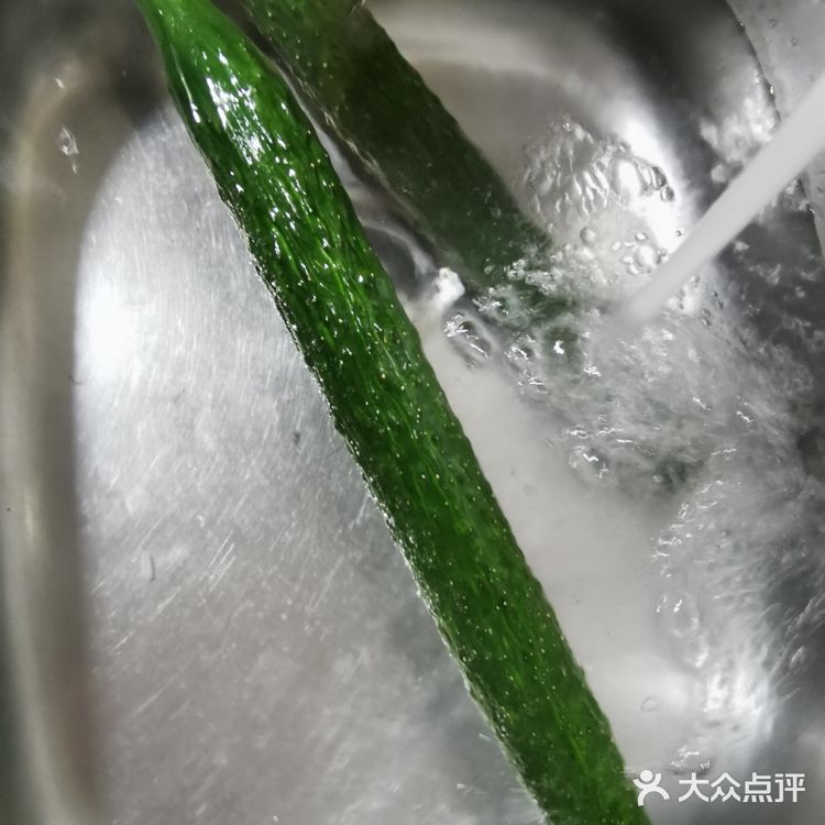 蒜蓉炒青瓜，虽然清淡，但和炎热夏天很配呀！[色]