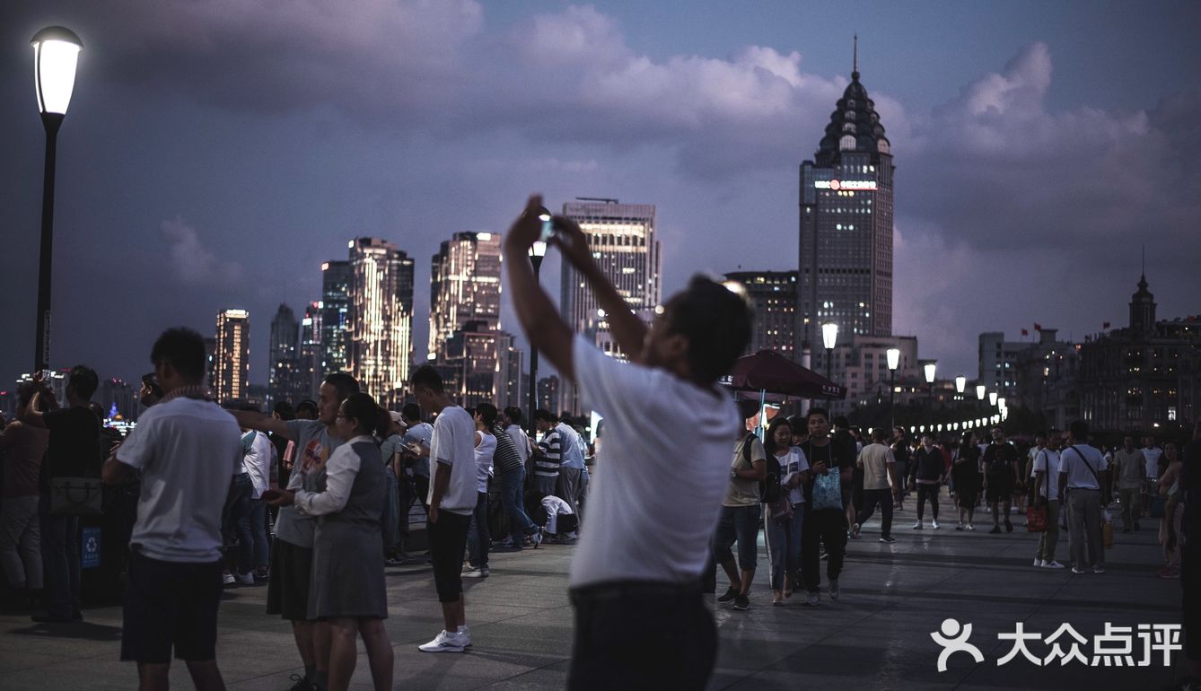 打卡外滩的建筑彩灯