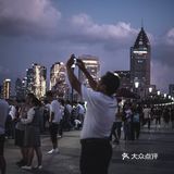 打卡外滩的建筑彩灯