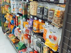 大概还是货架-罗森便利店(鱼市街店)