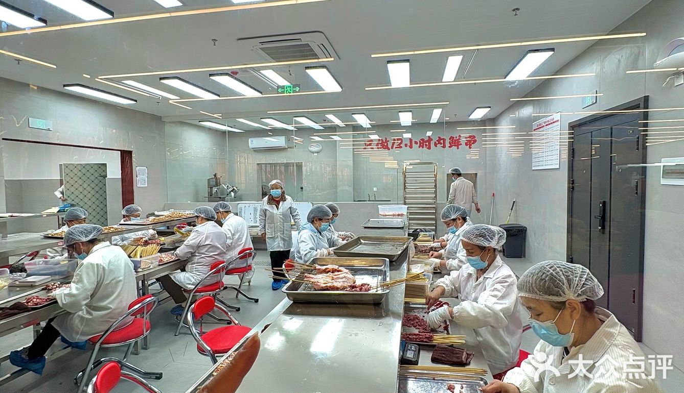 吃个烧烤怎么好多人啊！！(周迅脸)。。。