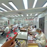 吃个烧烤怎么好多人啊！！(周迅脸)。。。