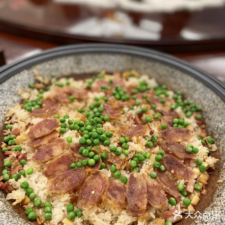 可以容纳我们部门20几号人