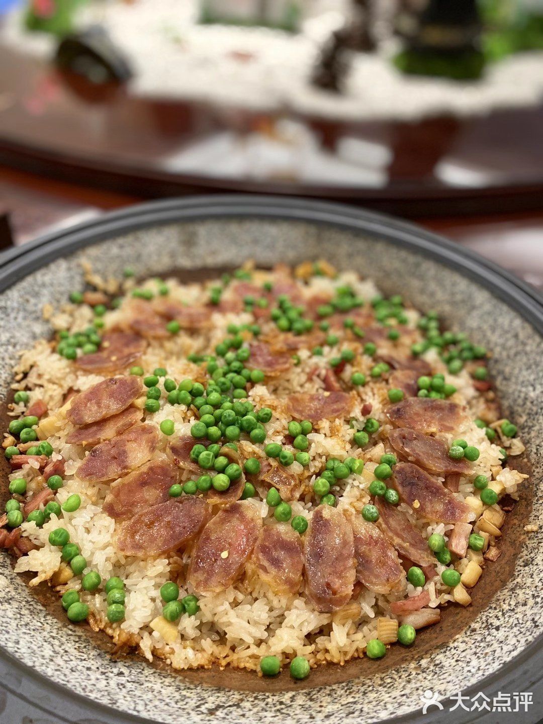 可以容纳我们部门20几号人