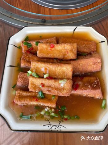 东红农庄的农家菜很有特色，因为他的食材都是地道的绿色