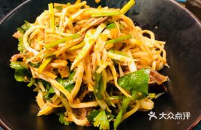 Braised Mustard Greens Stir-Fried with Bamboo Shoots and Chili