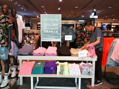 H&M门店-新城市广场