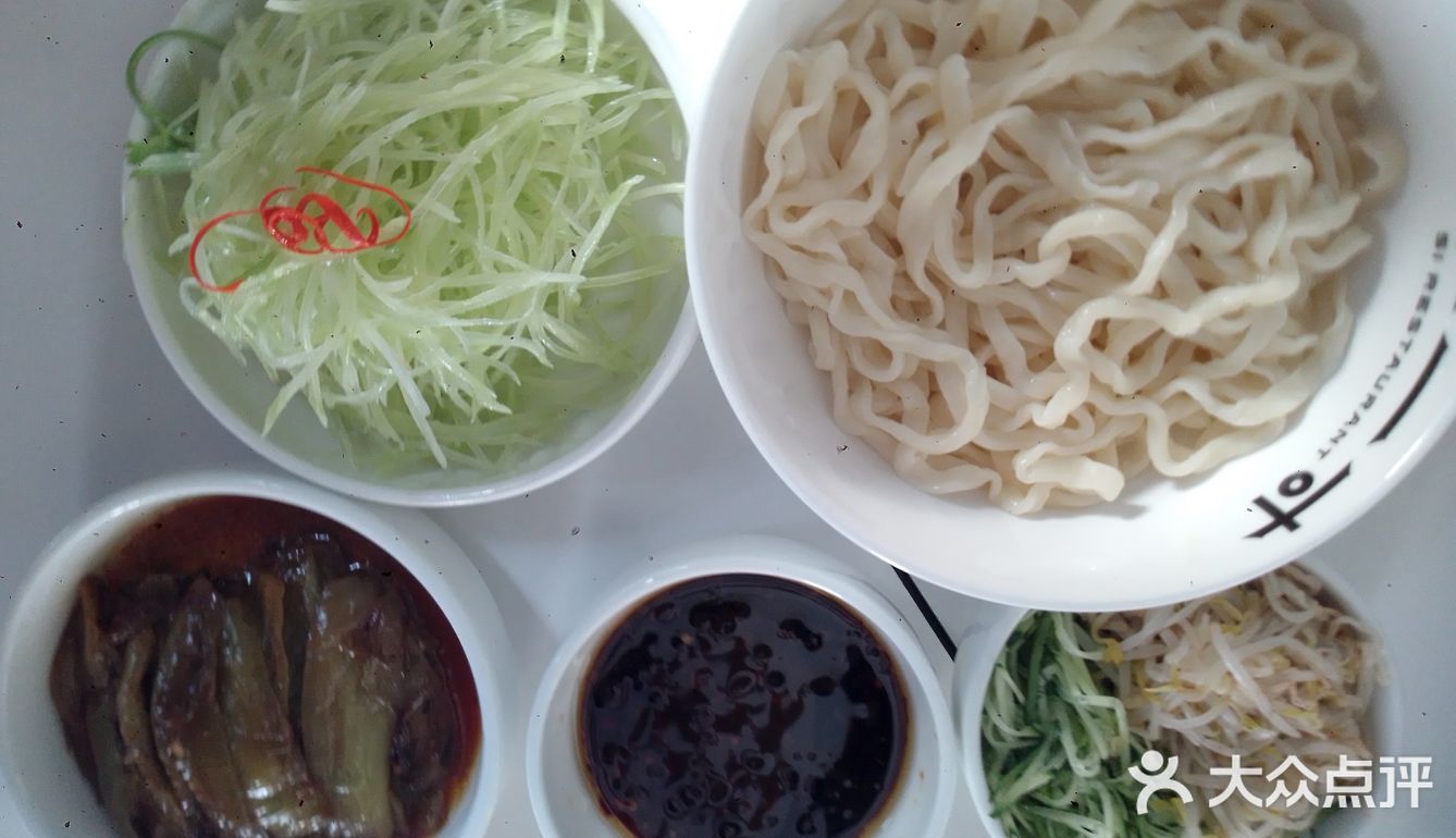 店里的客人不少,老板很热情。虽然只是家面馆