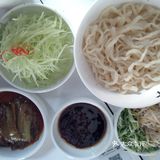 店里的客人不少,老板很热情。虽然只是家面馆