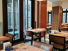 靠窗位-亚龙湾希尔顿自助餐厅·海鲜·烧烤·沙滩BBQ·现场乐队