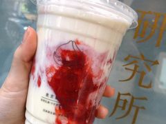 招牌草莓大福奶茶-伏小桃(明瓦廊店)